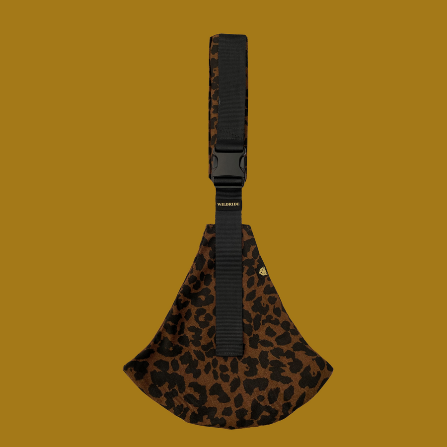 Mochila porta bebé estampado leopardo marrón