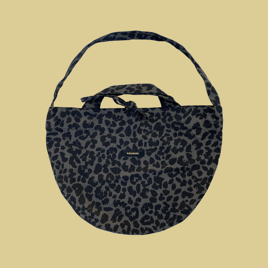 O saco Wildride com estampado leopardo cinzento